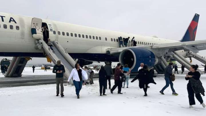 АҚШ-та ұшақта ақау шығып, 200-ден аса жолаушы эвакуацияланды (ВИДЕО)