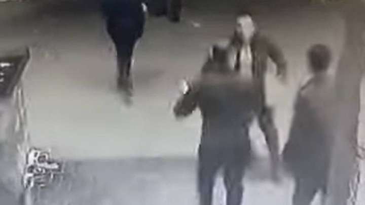 Алматыда полиция қызметкеріне пышақ жарақатын салған видео тарады