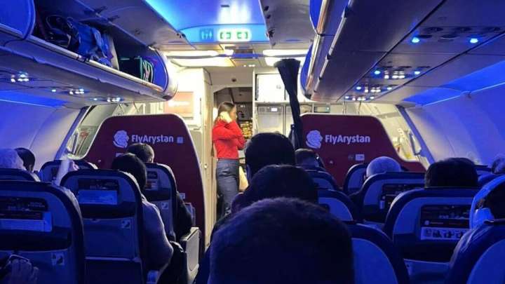 Астана-Өскемен рейсінің жолаушысы бортсерікті ұрып жіберді