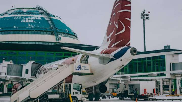 «Бортсерікті ұрып, «бомба» деп айғайлаған». Астана әуежайында тентек жолаушы ұсталды