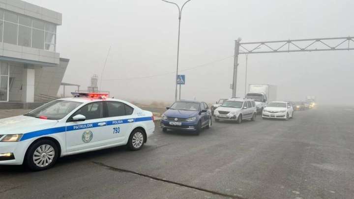 Атырауда қалың тұман жол қозғалысын қиындатты