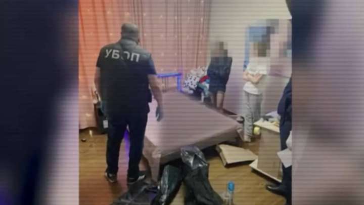 Полиция вебкам арқылы ақша тапқан «модель» қыздарды ұстады