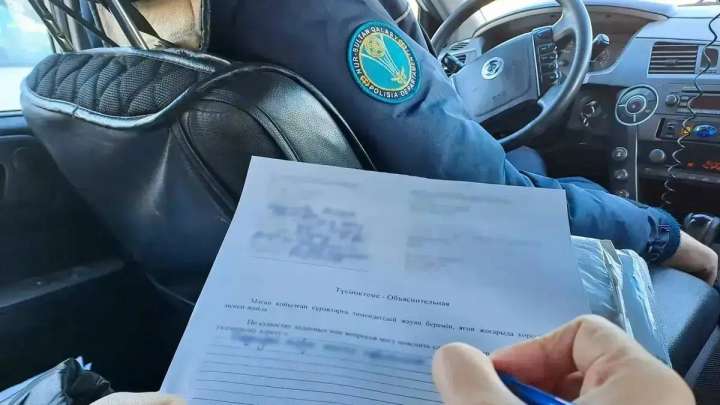 Көлігін 5 минуттан артық қыздырған алғашқы азаматқа айыппұл салынды