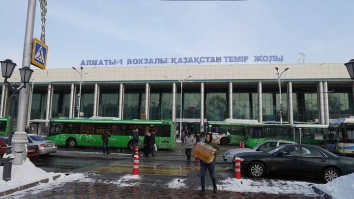 Алматы вокзалында ұйымдасқан топ Қытайдан келген тауарларды ұрлап отырған