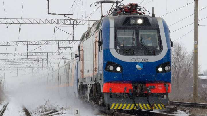 «Жолсерік пен пойыз бастығы тексерушіге күш қолданған». ҚТЖ түсініктеме берді