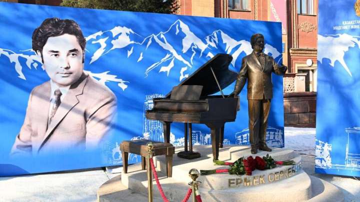 Алматыда Ермек Серкебаевтың ескерткіші ашылды