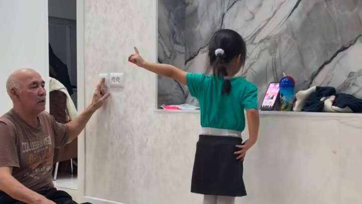 «Қазір осындай аталар аз»: желіде немересіне тренд түсіруге көмектескен ата жұртты сүйсінтті