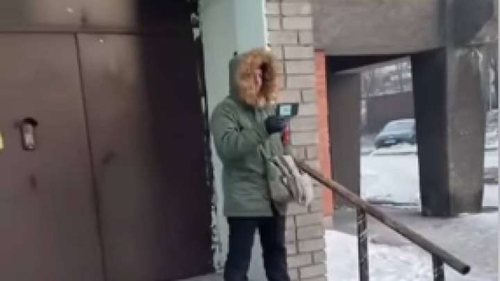 Өскеменде көршілерінің көлігін аңдып, видеоға түсірген ер адам көпшіліктің ашуын туғызды