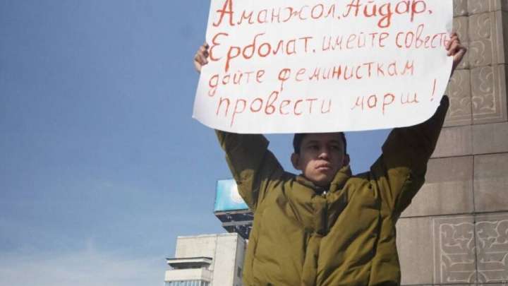 Темірлан Еңсебекті қолдағандарды полиция шетінен әкетіп жатыр