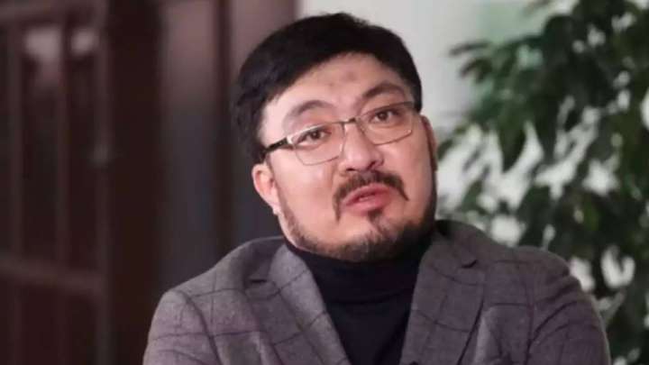 «Болашағына бейқам қарайтын қоғам». Тоқтар Серіков дерттен көз жұмған інісіне арнап жазба жариялады