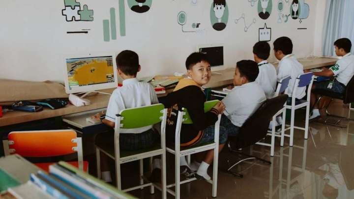 Қазақстандық балалардың 15% күн сайын жағымсыз контентке тап болады – зерттеу