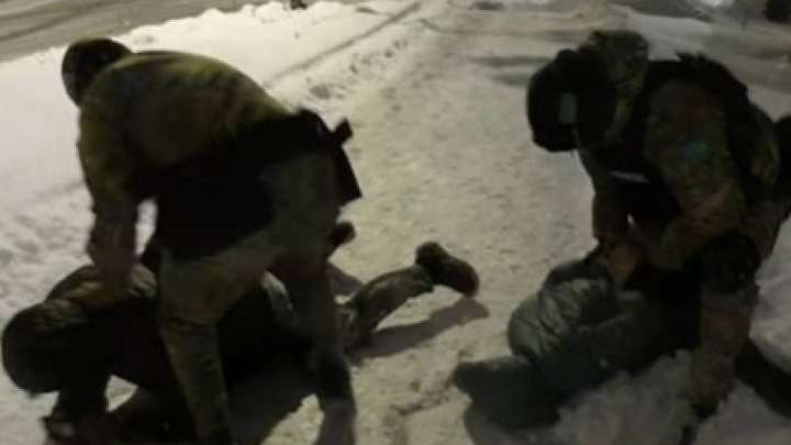 «10 млн теңге алып жатқанда ұсталды». Алматыда бопсалаушы блогер қолға түсті