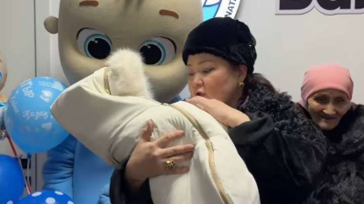 «Оттегімен демалды»: Роза Әлқожа немересін перзентханадан шығармай қойғанын айтты