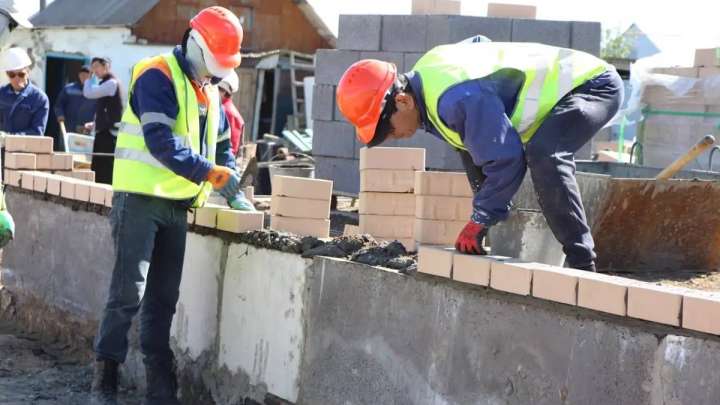 Құрылыс алаңында бір жұмысшы көз жұмды