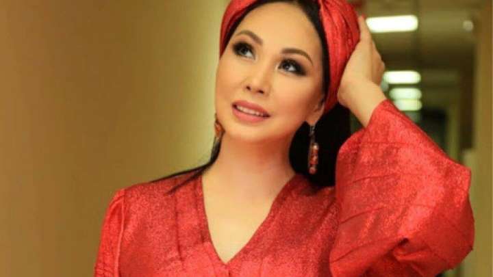 «Міндетті түрде орамалға келемін»: Меккеге барған Қарақат Әбілдина мәлімдеме жасады