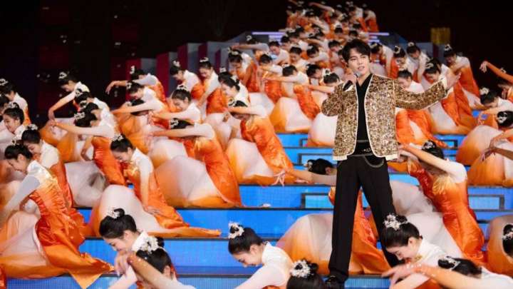 Димаш Қытайдағы көктемгі фестивальде өнер көрсетті