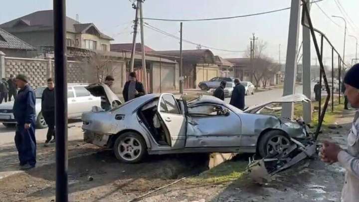Шымкентте жол апаты: Жүргізуші көліктен 10 метрге ұшып кетті