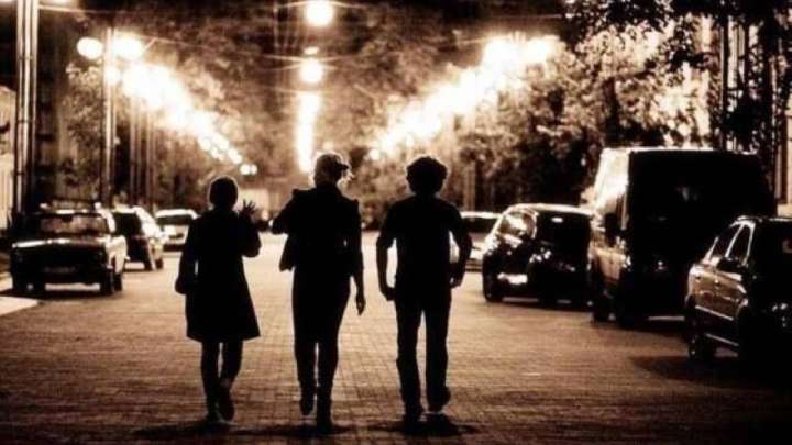 Қауіпсіздік әлде құқық бұзу? Көшеде балалардың рюкзактарын тексеріп жүрген кім?