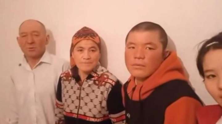 «Ресми органдардың мәліметі қандай?». Журналист 20 жыл құлдықта болған отбасы туралы мәселе көтерді