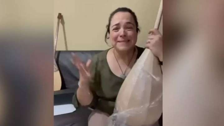 Димаштың Чилидегі жанкүйері қазақ домбырасын алғанда жылап жіберді