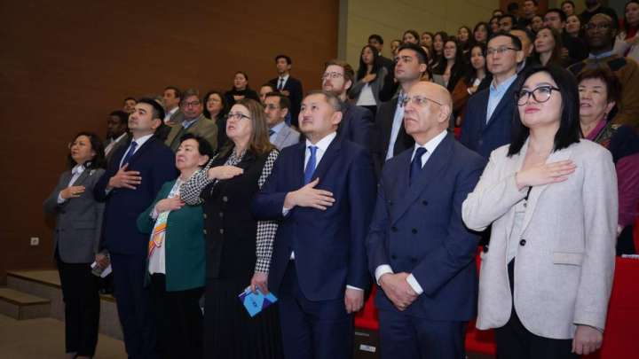 Жоғары білім беру мектебі үздіктер қатарына енді