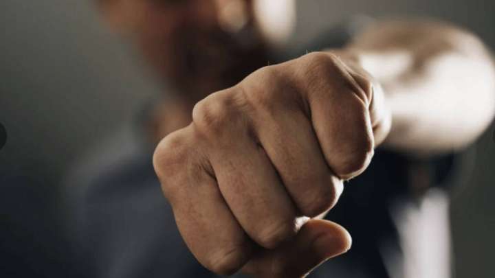 Оралда ер адам көршісін қатты музыка қойғаны үшін ұрып тастаған