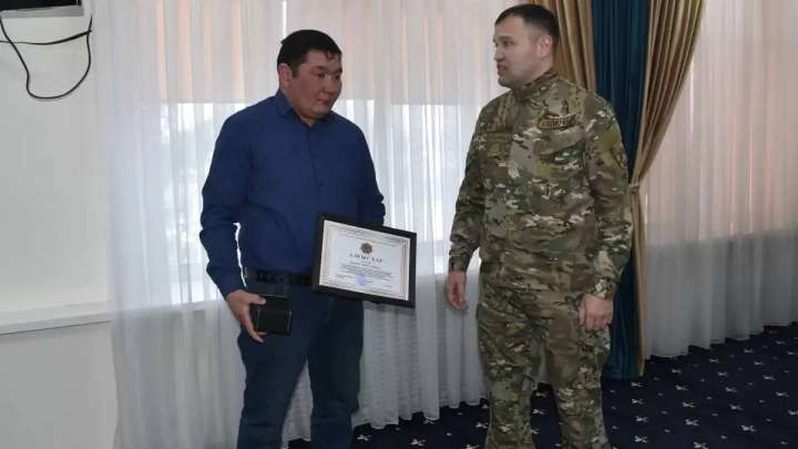 Қарапайым тұрғын үш баланы өрттен құтқарып қалды