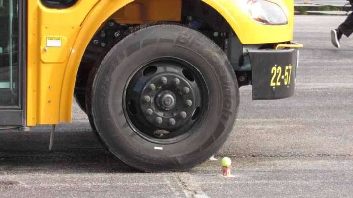 Ақмолада мектеп автобусы 10 жастағы қызды басып кетті