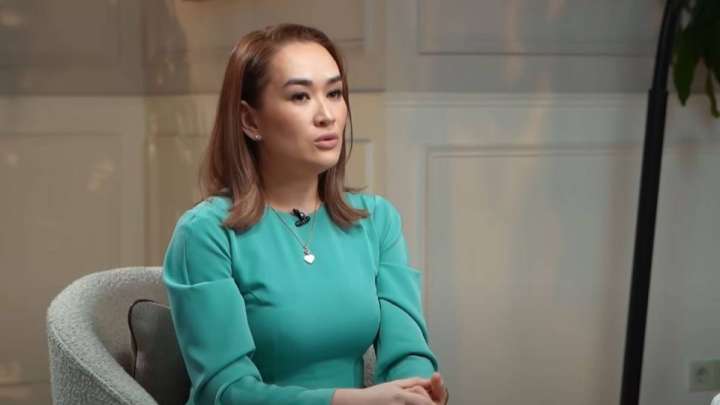 «Халық жауындай көрді»: Ақерке Бүркітбай Әли Оқаповтың «Құрмет» орденін алғандағы хейт жайлы