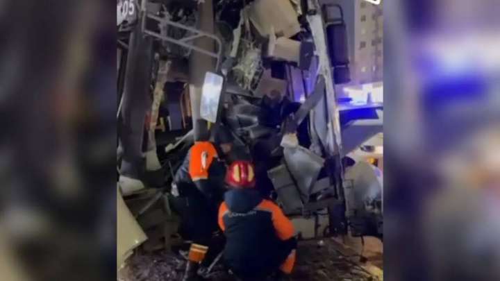 Астанада жолаушылар автобусы бағанаға соғылды