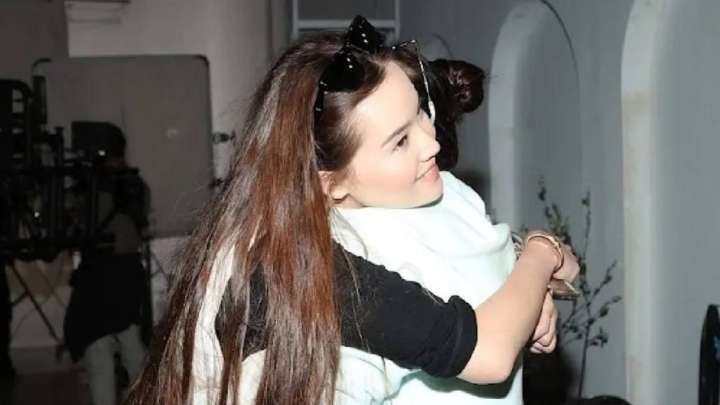 «Әкесінен аумай қалған»: Баян Алагөзованың қызымен түскен суреті қызу талқыланып жатыр