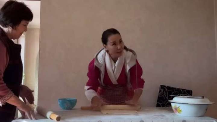 Динара Сәтжан келіндік міндетін қалай атқарғанын көрсетті