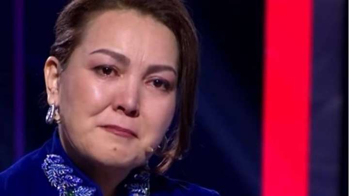 «Әкеммен көп сөйлеспеймін»: Жұлдызай Дүйсенбиева балалық шағын еске алып жылап қалды