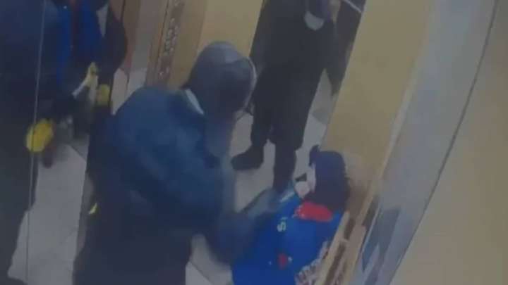 5 жасар баланың бетін пышақпен тілген жасөспірімді санитарлар ұрып соққан