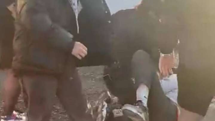 Ақтауда мектеп оқушысын бір топ жеткіншек соққыға жықты