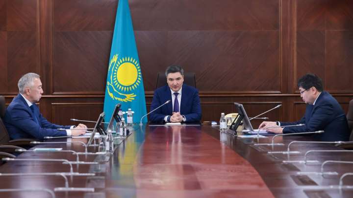 Олжас Бектенов: Екі апта уақыт беремін. Салықтарыңды төлеңдер!