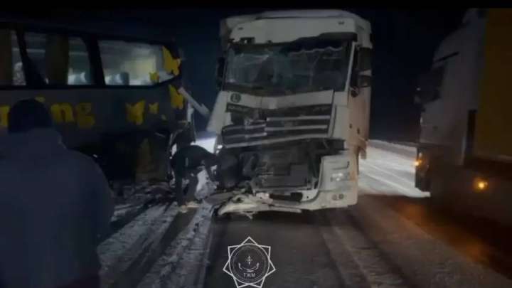 Ақтөбе облысында жүк көлігі 33 жолаушысы бар автобуспен соқтығысты