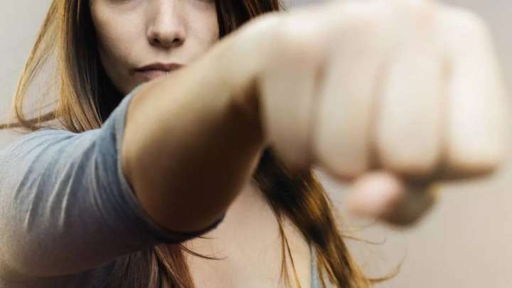 Бетінен ұрып, ернін жарып жіберген». Банкоматта кезекке таласқан екі әйел төбелесті