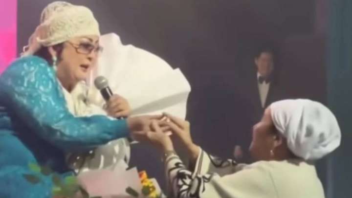 Димаш Құдайбергеннің әжесі Мақпал Жүнісоваға қымбат сыйлық жасады