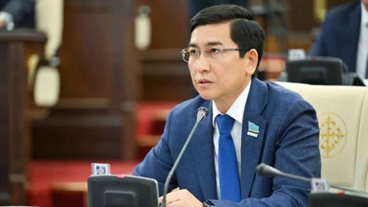 Аймағамбетов ата-аналар мен мұғалімдерден сүйінші сұрады