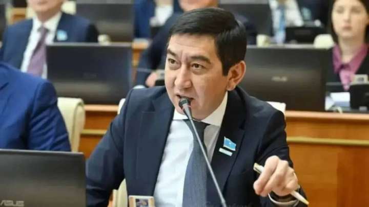 Шәмшінің әнін көшеде айтып, Мұқағалидің өлеңін базарда оқиды - Ринат Зайытов