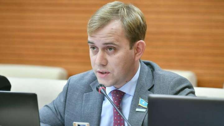 «Жағдай қайталанбайды». Депутат Шаталов сүрінгенін қазақша мойындады