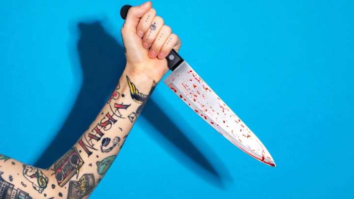 Атырауда адамдарға пышақпен шабуыл жасаған әжейдің видеосы тарады