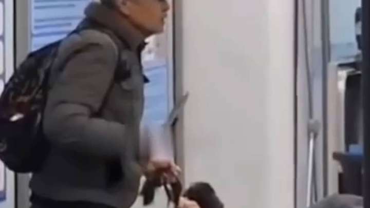 Алматыда ер адам әуежай қызметкерін пышақпен қорқытты