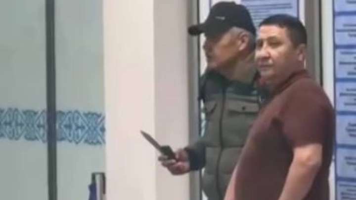 Әуежайда пышақпен шабуылдаған адамды ұстау сәтінің видеосы пайда болды