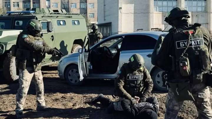 Ұлттық ұлан офицері адамдарға қару кезенген бұзақыны тоқтатты