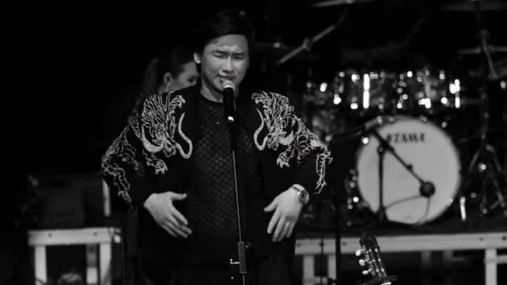 «Ешбір әйел кешірмейді»: Қайрат Нұртас көзіне жас алды