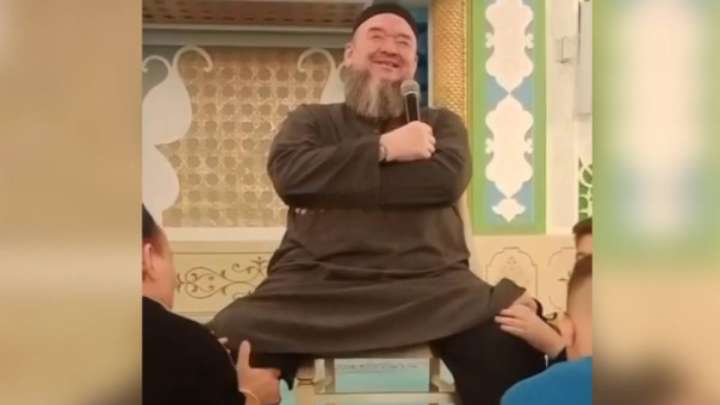 Балаларға аяғын уқалатқан имамға ескерту жасалды