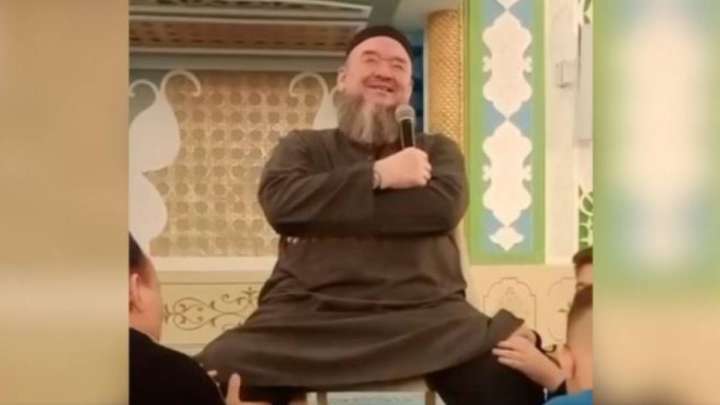 «Жабайылық»: Меруерт Түсіпбаева аяғын уқалатқан имамды сынады