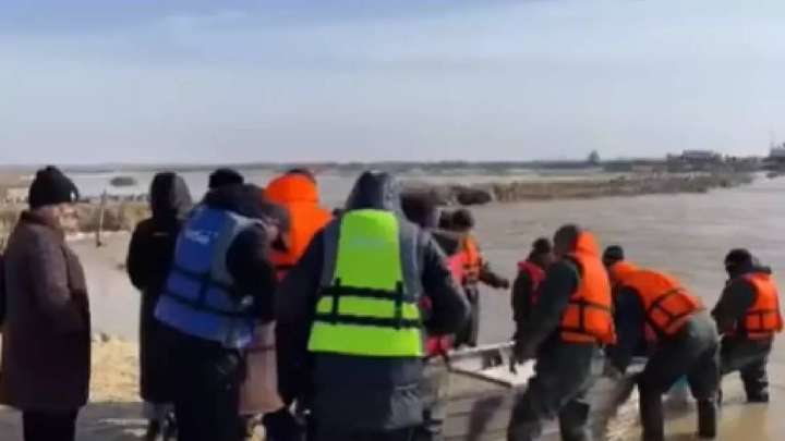 Ақтөбеде аудан халқының қайықпен қатынаудан басқа амалы қалмады